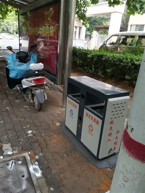 曝光后 ，郑州惠济区迎宾路办事处为无垃圾箱的公交站点安装新垃圾箱 -大河新闻