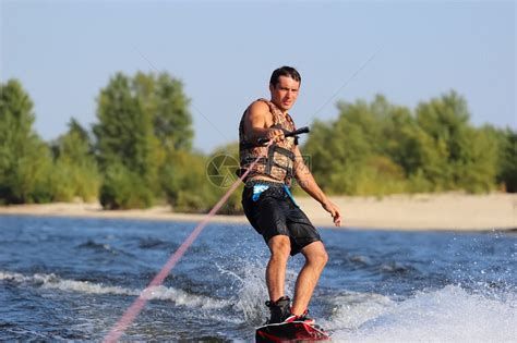 划船男人跳进湖里美国华盛顿州西雅图高清图片下载-正版图片501854516-摄图网