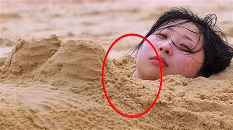 海边游玩要注意，可别将自己埋进沙子里，尤其是美女_腾讯视频