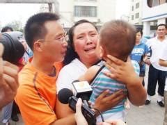 清远 人贩带被拐儿童逛街 遇其亲生父亲 孩子被解救_广东频道_凤凰网