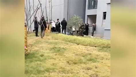 重庆一玻璃安装工人从三楼坠落，事故原因正调查_凤凰网视频_凤凰网