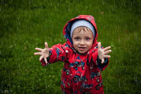 雨中的小孩-中关村在线摄影论坛