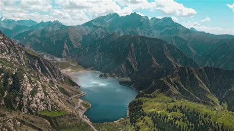 中国新疆喀纳斯风景区流动的河流和森林与山地景观—高清视频下载、购买_视觉中国视频素材中心