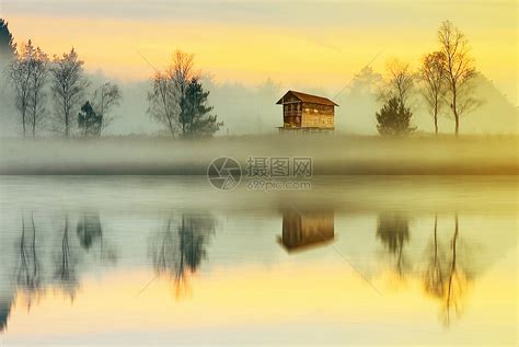 清晨乡村充满雾气的湖边倒影高清图片下载-正版图片500724659-摄图网