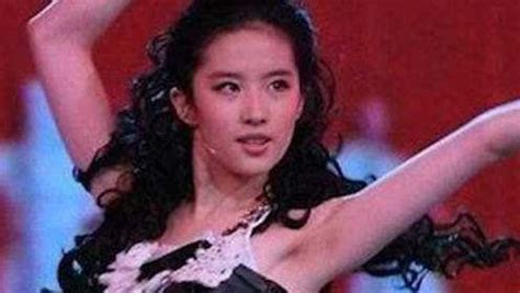 刘亦菲19岁跳舞造型被疯传，看到罕见浓妆造型，颜值太让人上头_裙子_小时候_显得
