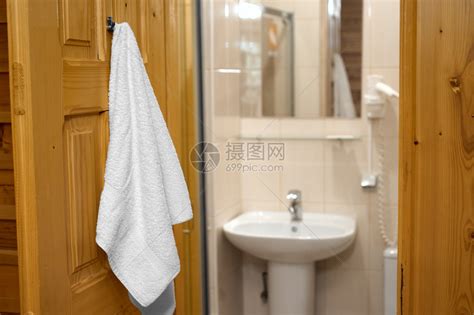毛巾挂在浴室门上高清图片下载-正版图片507550531-摄图网