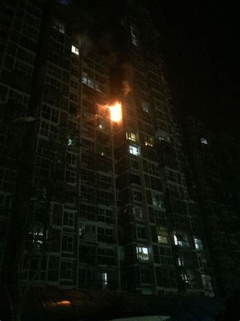北京一居民楼着火女子身亡 消防通道受阻延误救援-搜狐新闻