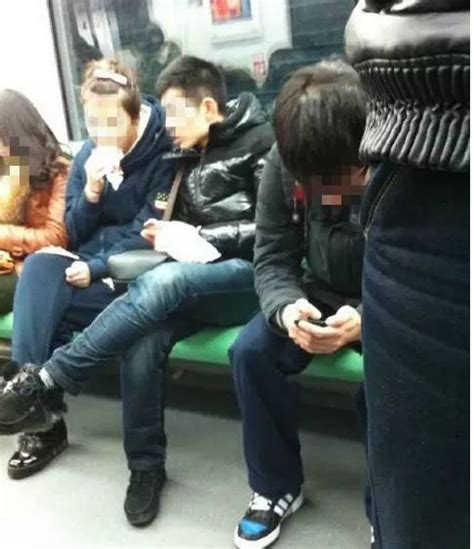 地铁上小伙不让座，大妈竟一屁股坐在他腿上！顿时......网友炸了！|大妈|地铁|老弱病残_新浪新闻