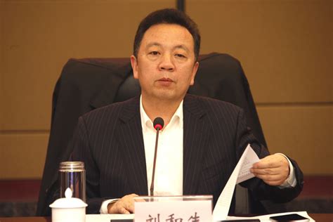 岳阳市人民政府召开第11次常务会议