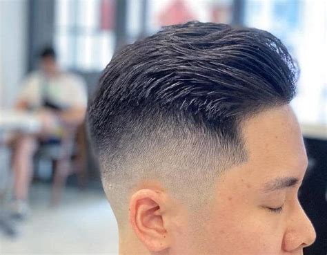 大背头发型男图片