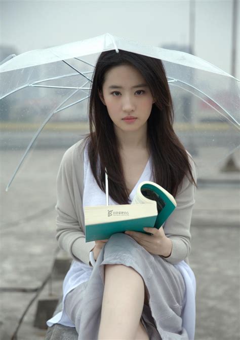 神仙姐姐! 刘亦菲绝美清纯旧照曝光 白裙撑伞被赞“仙女本仙”