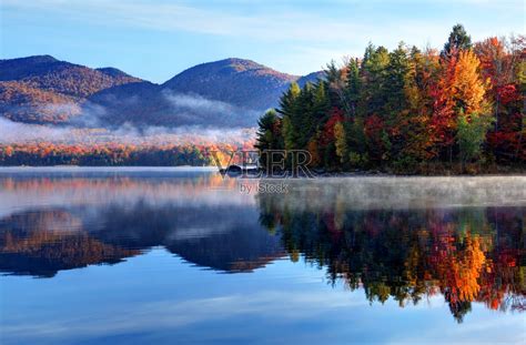 风景优美的佛蒙特州秋天的倒影照片摄影图片_ID:146769101-Veer图库