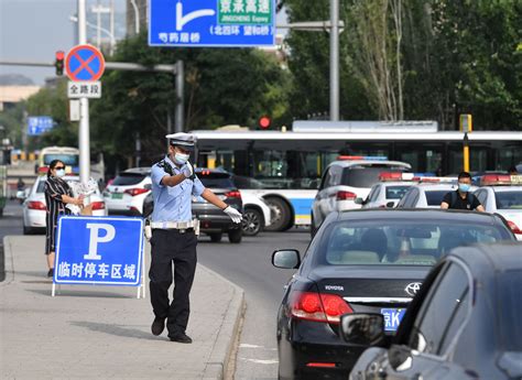 车辆停放路边影响交通 交警六分局开展专项整治行动
