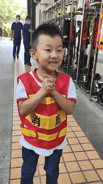 小朋友遇消防员出警秒变迷弟，网友：这才是该追的人！_ 视频中国