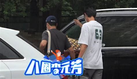 吴京带儿子回小区被拍 肩挎大行李包雨中护孩子父爱满满_新浪图片