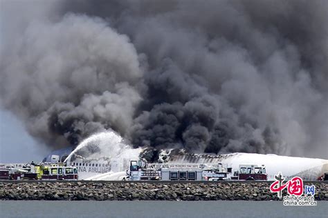 浓烟笼罩丹佛跑道：波音客机轮胎爆燃瞬间，179人惊魂逃生实录 波音客机事故 美国航空紧急撤离 丹佛机场飞机起火 737MAX故障 航空安全危机 起落架轮胎爆燃 乘客滑梯逃生 航班事故分析 第1张