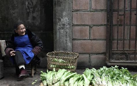 农村街上卖菜的那些老人，卖菜是他们的生路，很无奈风雨无阻