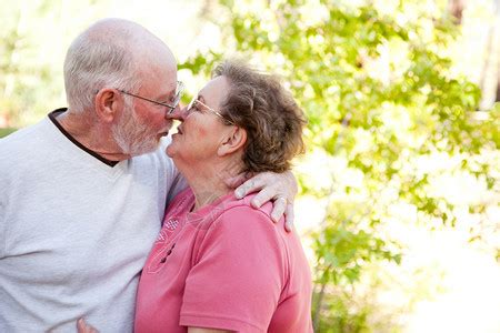 快乐的老年夫妇亲吻与香槟杯孤立在白色背景高清图片下载-正版图片303641511-摄图网