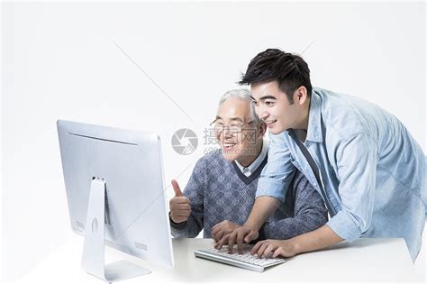 指导老年女性学习电脑的老师高清图片下载-正版图片502179225-摄图网
