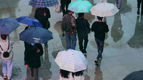 下雨天打伞撑伞走路的人们人潮拥挤人流意境实拍高清摄影大图-千库网