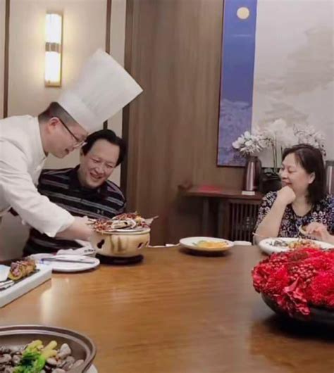 70岁唐国强现身饭店聚会，二婚妻子壮丽露面，夫妻俩被赞举止亲切