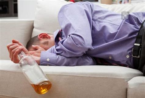 【喝酒难受吃什么好】【图】喝酒难受吃什么好呢 10个方法教你缓解酒后症状_伊秀健康|yxlady.com