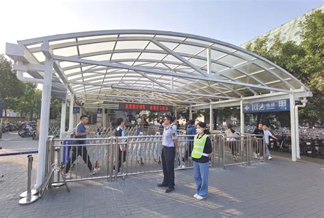 地铁昌平线沙河站持续优化服务，提升乘客出行满意度！_京报网
