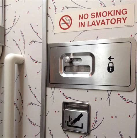 怎么用飞机上的厕所-飞机上的厕所门从里面怎么锁，从里面怎么开？