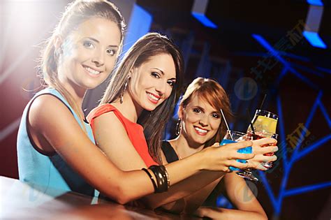 酒吧里的女人跟酒保说话高清图片下载-正版图片501870409-摄图网