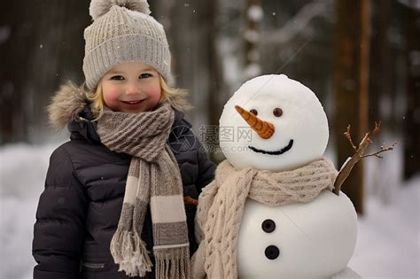 冬日的小女孩与雪人高清图片下载-正版图片600522810-摄图网