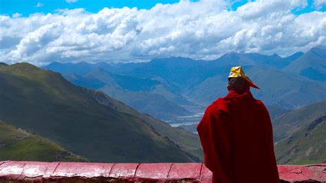 高原藏区喇嘛修行看风景mp4格式视频下载_正版视频编号118553-摄图网