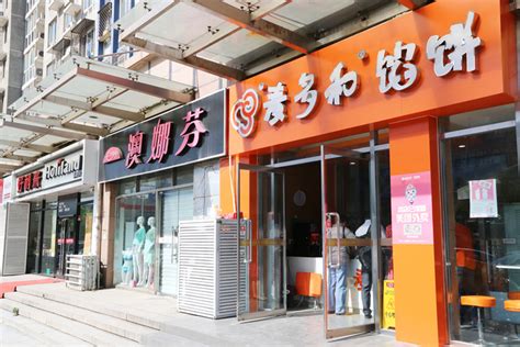 四川省江油市街头，卖凉面饼子的小生意人正在制作凉面饼子_腾讯视频