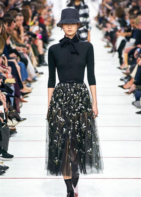 巴黎时装周|宫廷与都市对话，别致的Dior2023春夏系列秀-服装星球网