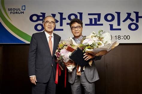 李秀满制作人首次获得首尔国际论坛会授予的“灵山外交人士奖”-新闻资讯-高贝娱乐
