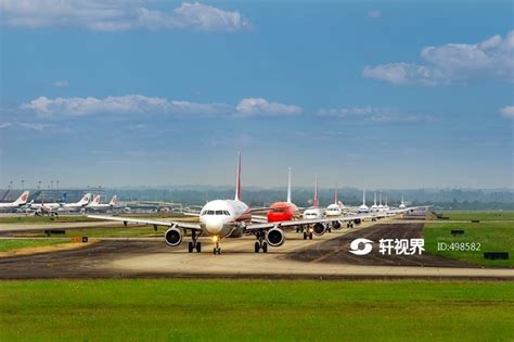 四川成都双流国际机场二跑道飞机起飞的正面场景 图片 | 轩视界