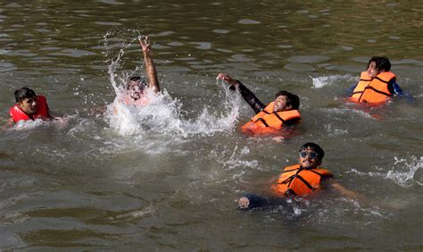 麻栗坡一女孩掉进河里，他跳进水中……_要闻_文山频道_云南网