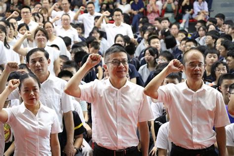 襄阳一中学1500名学生集体宣誓“终生不吸烟”引热议-麻辣杂谈-麻辣社区