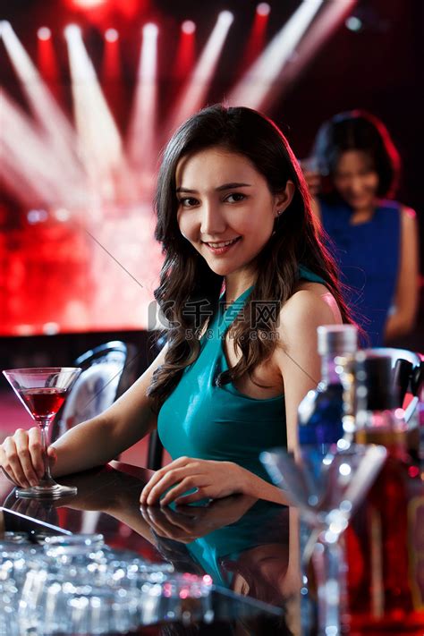 酒吧里的年轻女人派对夜生活乐趣头发玻璃快乐俱乐部娱乐闲暇女士高清图片下载-正版图片321811731-摄图网