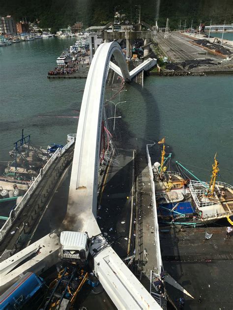 台湾宜兰县南方澳跨港大桥发生坍塌意外__凤凰网