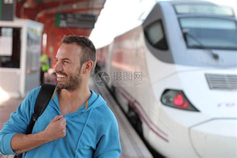 留着胡子的帅哥站在火车站等火车高清图片下载-正版图片503911551-摄图网