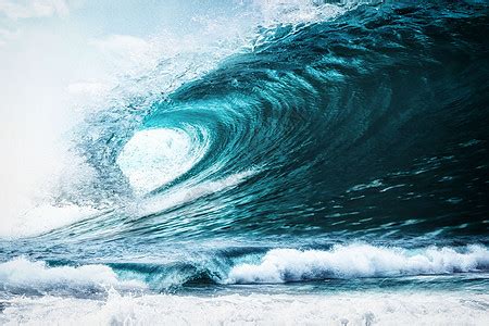 大海上的巨浪，不光看着很壮观，波涛汹涌的声音听起来也非常震撼！