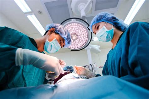 在手术室做手术的医生高清图片下载-正版图片502355172-摄图网