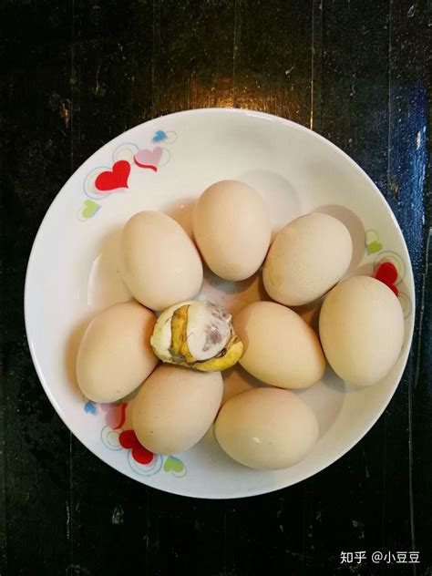 活珠子为什么比鸡蛋营养价值高？一天吃几个营养最好_9万个为什么