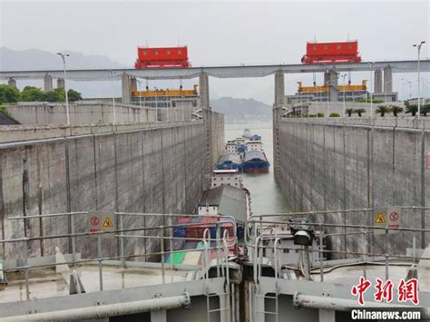 实拍千吨船舶“坐电梯”通过三峡大坝全过程