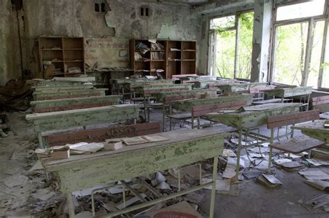 在废弃的学校走廊高清摄影大图-千库网