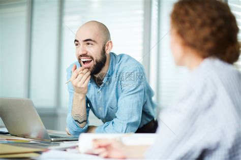 一位微笑着的年轻商务人士在见面时聆听同事讲话的贴上镜头高清图片下载-正版图片321857117-摄图网
