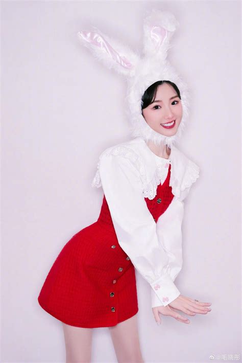 毛晓彤兔兔造型迎接新年 戴毛绒兔耳帽子萌趣养眼_新浪图片