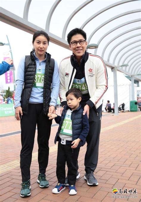 据香港媒体报道：霍启刚、郭晶晶一家在香港参加马拉松“家庭跑”-新闻资讯-高贝娱乐