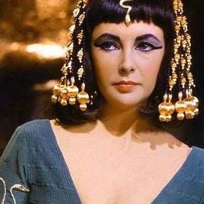 《埃及艳后》服装：不符合历史，但强调了伊丽莎白·泰勒的美丽。_面料_设计的_电影