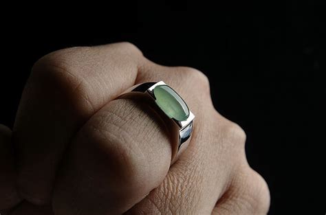 男生戴戒指的含义图 - 中国婚博会官网